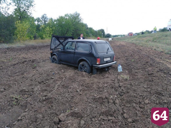 Под Саратовом автоледи опрокинула внедорожник с 2 детьми