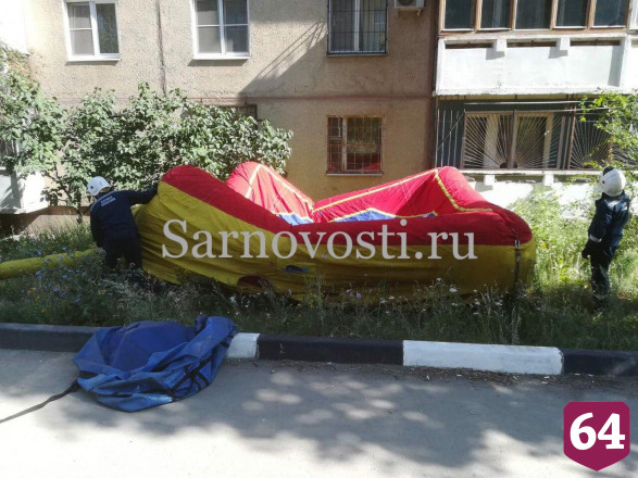 Спасатели развернули «куб жизни» для стоявшей на 10-м этаже женщины