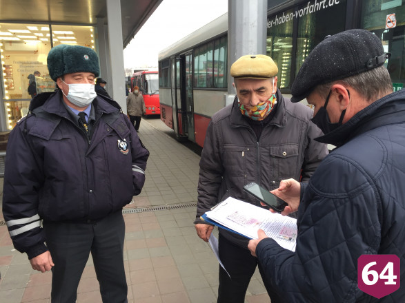 Водитель автобуса ел яблоко без маски и попался