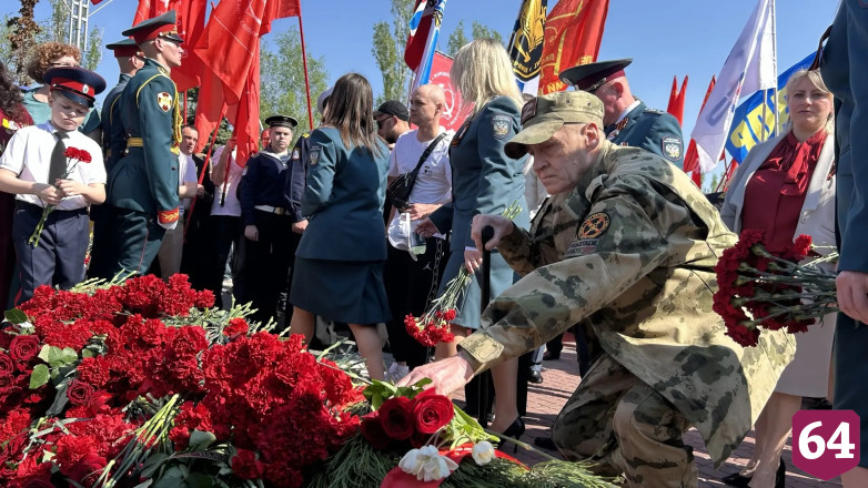 Тысячи саратовцев пришли в День Победы к мемориалу «Журавли» 