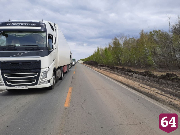Жители Саратовской области проводят по 3 часа в многокилометровой пробке
