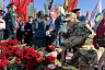 Тысячи саратовцев пришли в День Победы к мемориалу «Журавли» 