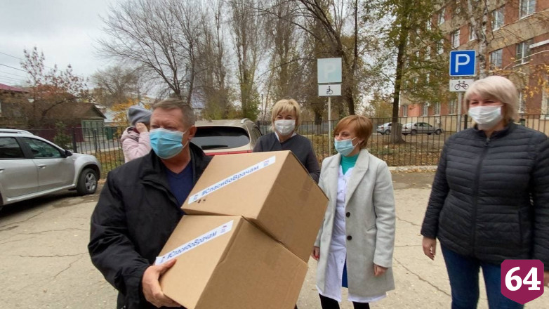 Депутат Госдумы передал саратовским врачам маски и перчатки