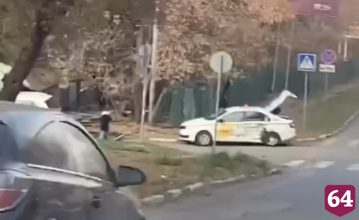 В Саратове кроссовер снес забор и гараж после ДТП с такси