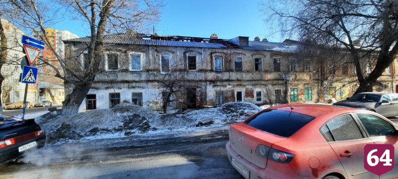 Утром в центре Саратова сгорел двухэтажный дом