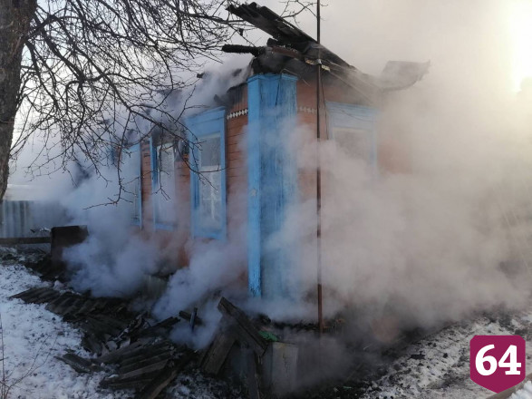 На пожаре в Саратовской области погибли 2 взрослых и 2 детей