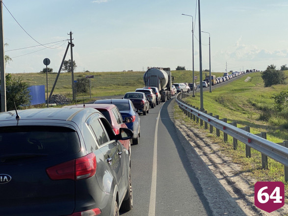На подъезде к Саратову образовалась многокилометровая пробка
