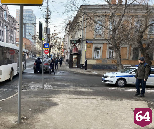 В Саратове «БМВ» протаранил столб