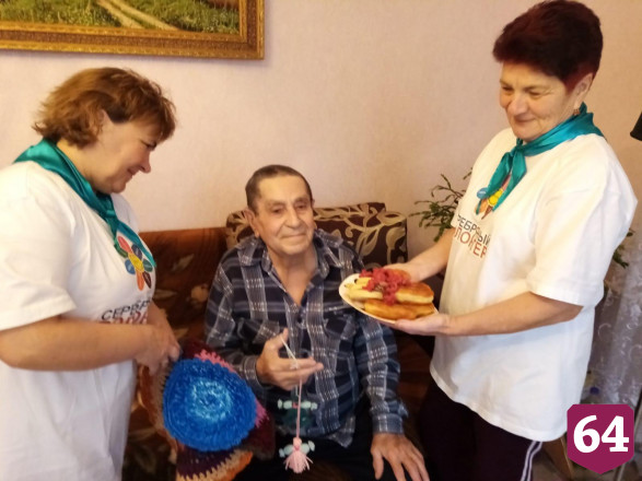 Саратовские бабушки испекли пирожки ко Дню инвалидов