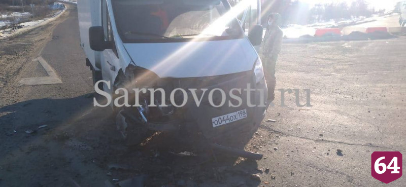 Водитель легковушки покалечился в ДТП с грузовиком под Саратовом