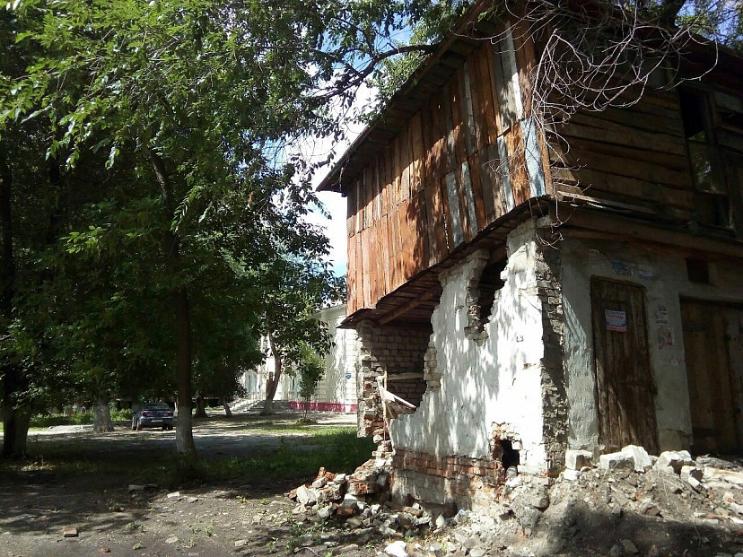 Саратовцы опасаются обрушения стены постройки рядом со школой