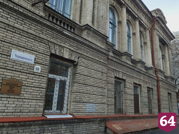 Жительница Саратова призвала освободить старинные ограды от рекламы