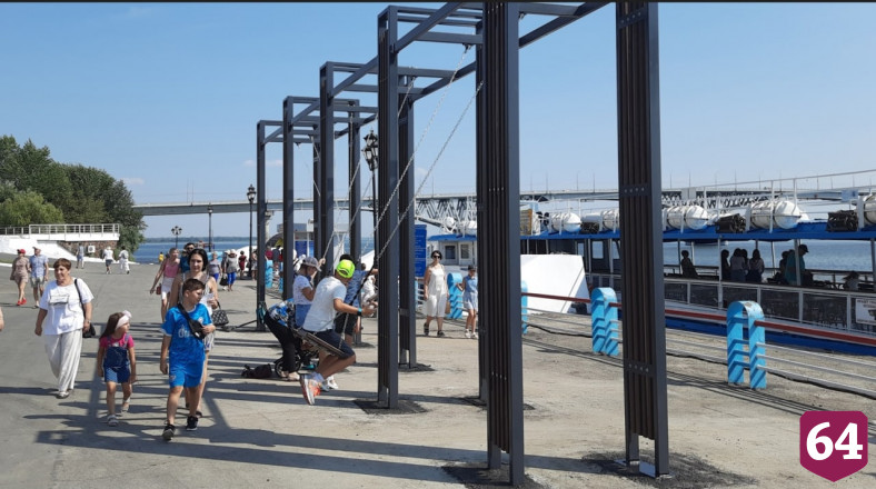 На набережной Саратова установили новые качели 