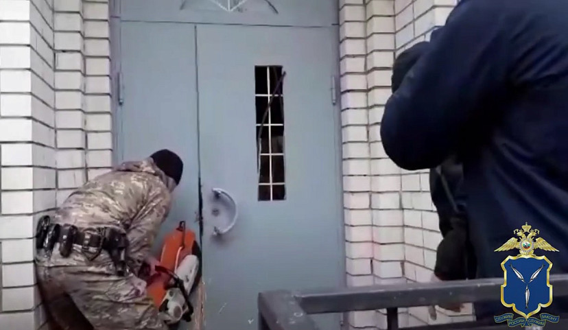 В Саратове штурмом брали дом самогонщика