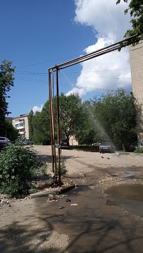 Саратовцы пожаловались на коммунальный «тропический душ»
