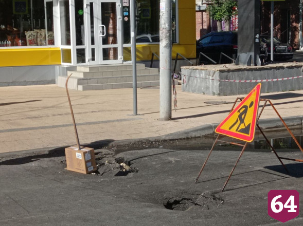 В Саратове провал на дороге оградили лыжами