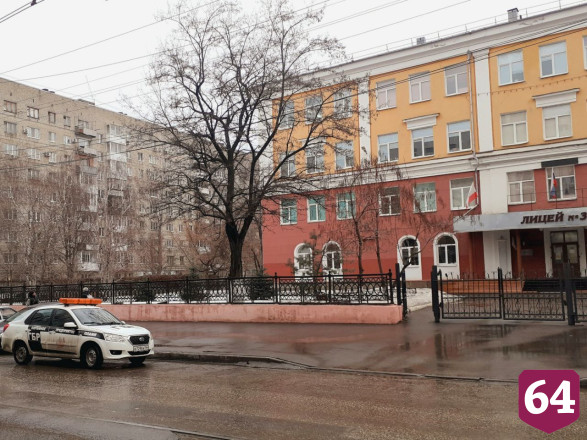 Жительница Саратова призвала освободить старинные ограды от рекламы