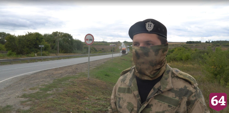 Сотрудник ОМОН помог водителю выбраться из «Лады» после ДТП в Саратовской области