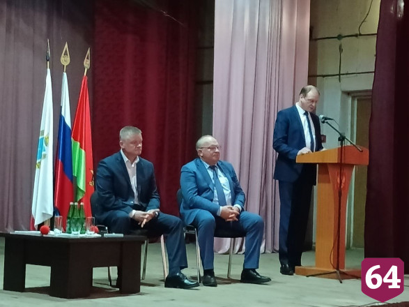Саратовских чиновников призвали отремонтировать крышу учительнице