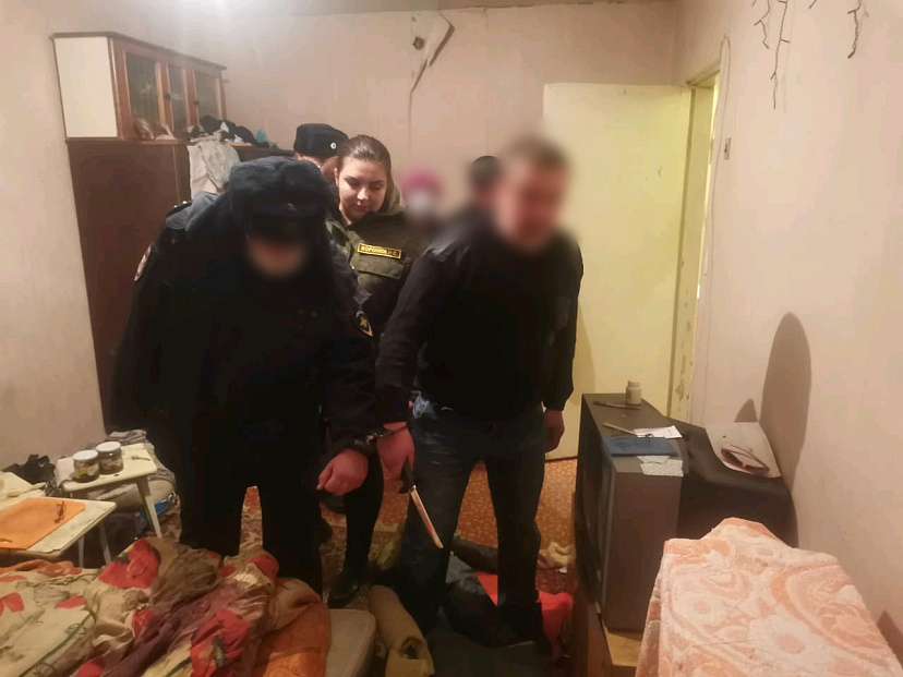 Мужчина показал на манекене, как убивал сожителей на глазах свидетелей