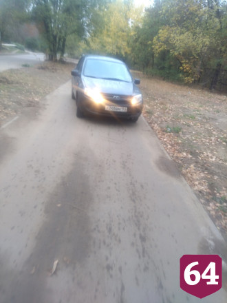 В Саратове автохамы ездят по тротуару и сигналят пешеходам