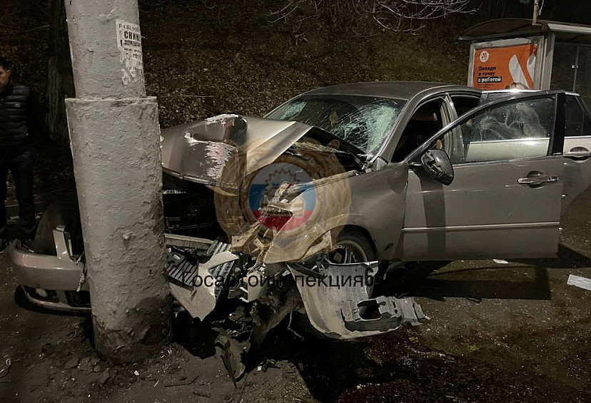 Водитель разбил Infiniti о столб и попал с пассажиром в больницу 