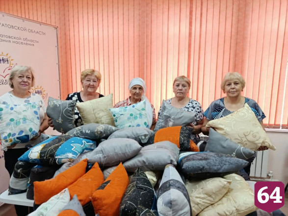«Серебряные» волонтеры сшили 45 подушек для саратовских бойцов