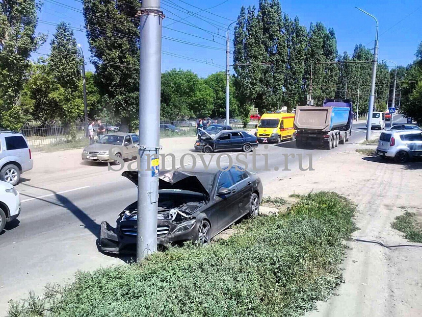 В Саратове «Мерседес» отбросило в столб после ДТП с легковушкой