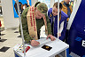 Саратовцы в ТЦ оставляют подписи в поддержу Путина на президентских выборах