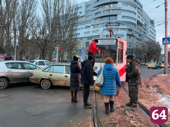 Авария в центре Саратова остановила движение трамваев 