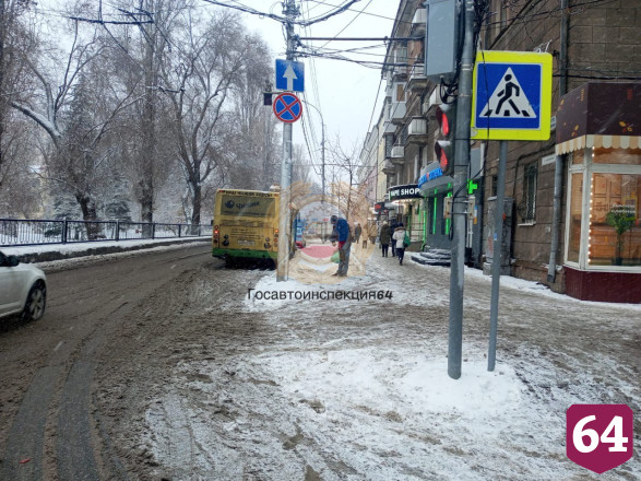 В Саратове на улице Московской под автобус попала женщина 