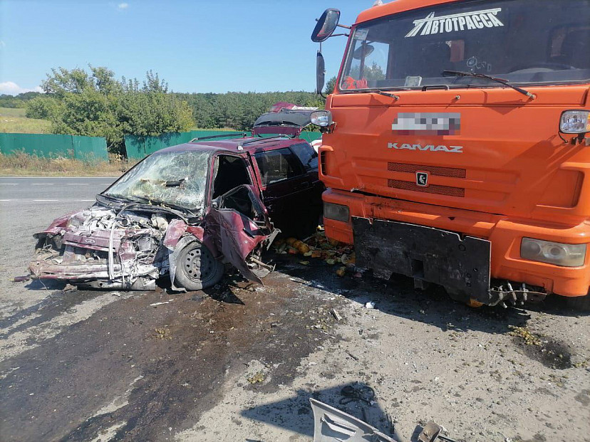 Пострадавший в аварии с грузовиком водитель умер в больнице
