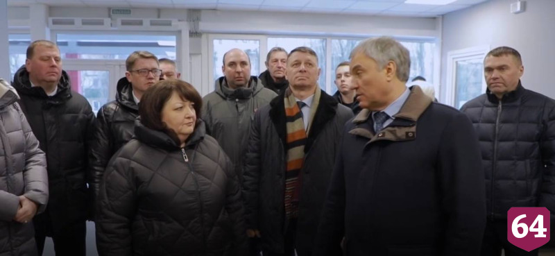 В поселке под Саратовом открыли новую ледовую арену