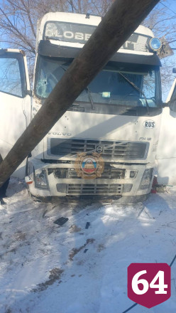 На окраине Саратова тягач сбил пенсионерку и врезался в столб