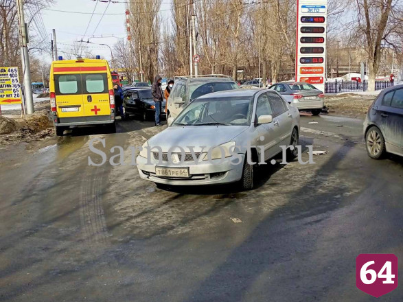 В массовом ДТП у Трофимовского моста ранен таксист