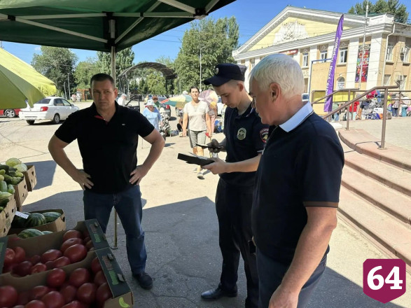 В Энгельсе у уличных торговцев овощами и ягодой изъяли весы