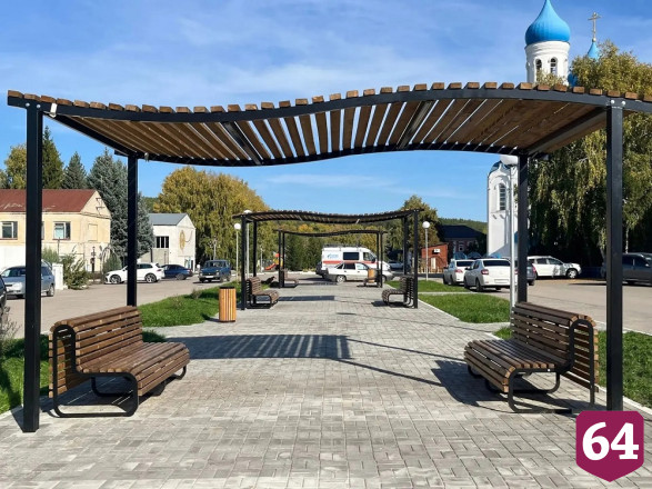 В сквере для отдыха саратовцев установили теневые навесы 