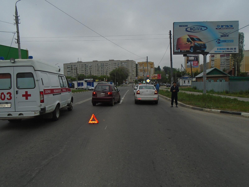Девушка попала в больницу после удара 2 машин под Саратовом
