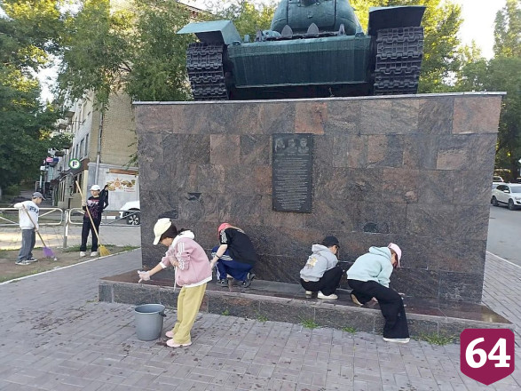Юные волонтеры убрались около танка-памятника в Саратове