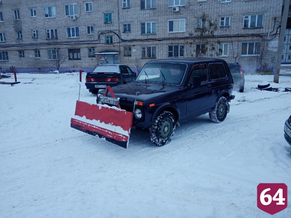 Саратовский водитель на «Ниве» с ковшом чистит улицы от снега