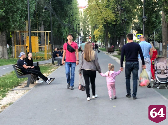 Жители Саратова вышли на вечернюю прогулку без масок
