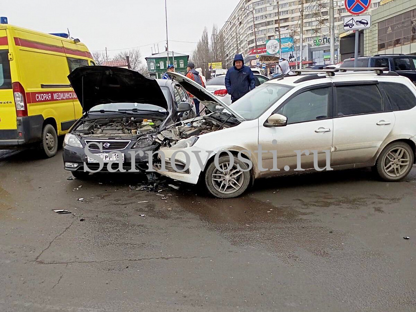 В Саратове водитель легковушки разбился в ДТП с такси