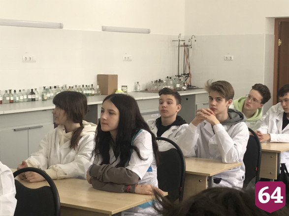В Саратове «Менделеевский класс» устроил эксперименты с химикатами