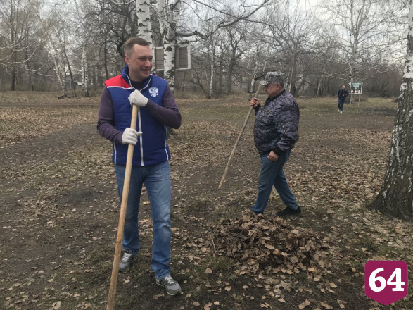 В Саратове губернатор посадил березы на Кумысной поляне