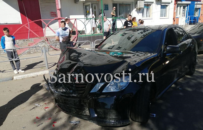 В Саратове иномарка сбила водителя «Газели» и спровоцировала массовое ДТП