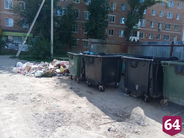 В Энгельсе уличные торговцы усыпали дорогу гнилыми овощами