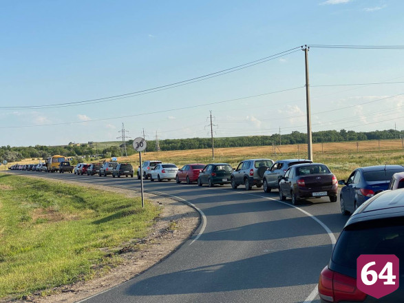 На подъезде к Саратову образовалась многокилометровая пробка