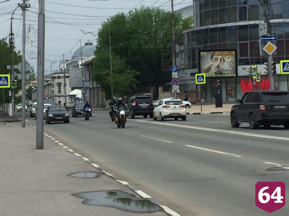 Жители Саратова в День Победы устраивают одиночные автопробеги с флагами