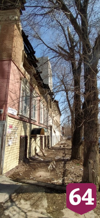 В центре Саратова пешеходам угрожает обрушение аварийного дома