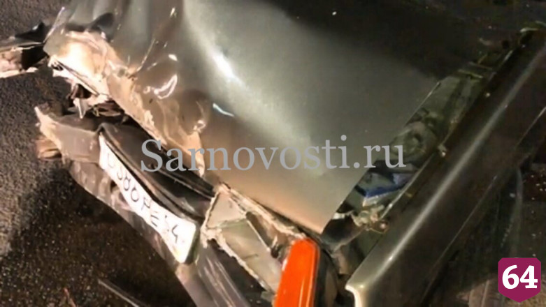В Саратове водитель легковушки сломал ногу в ДТП с такси